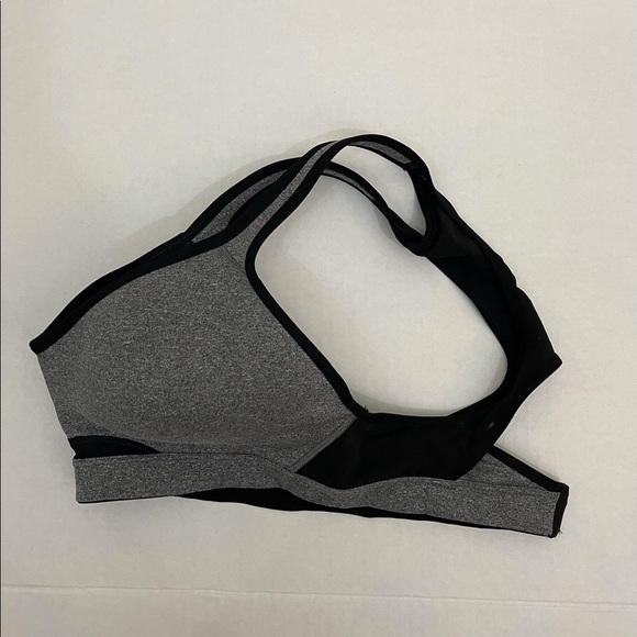 Old Navy sz 36Csports bra style with hooks on back - Picture 4 of 7